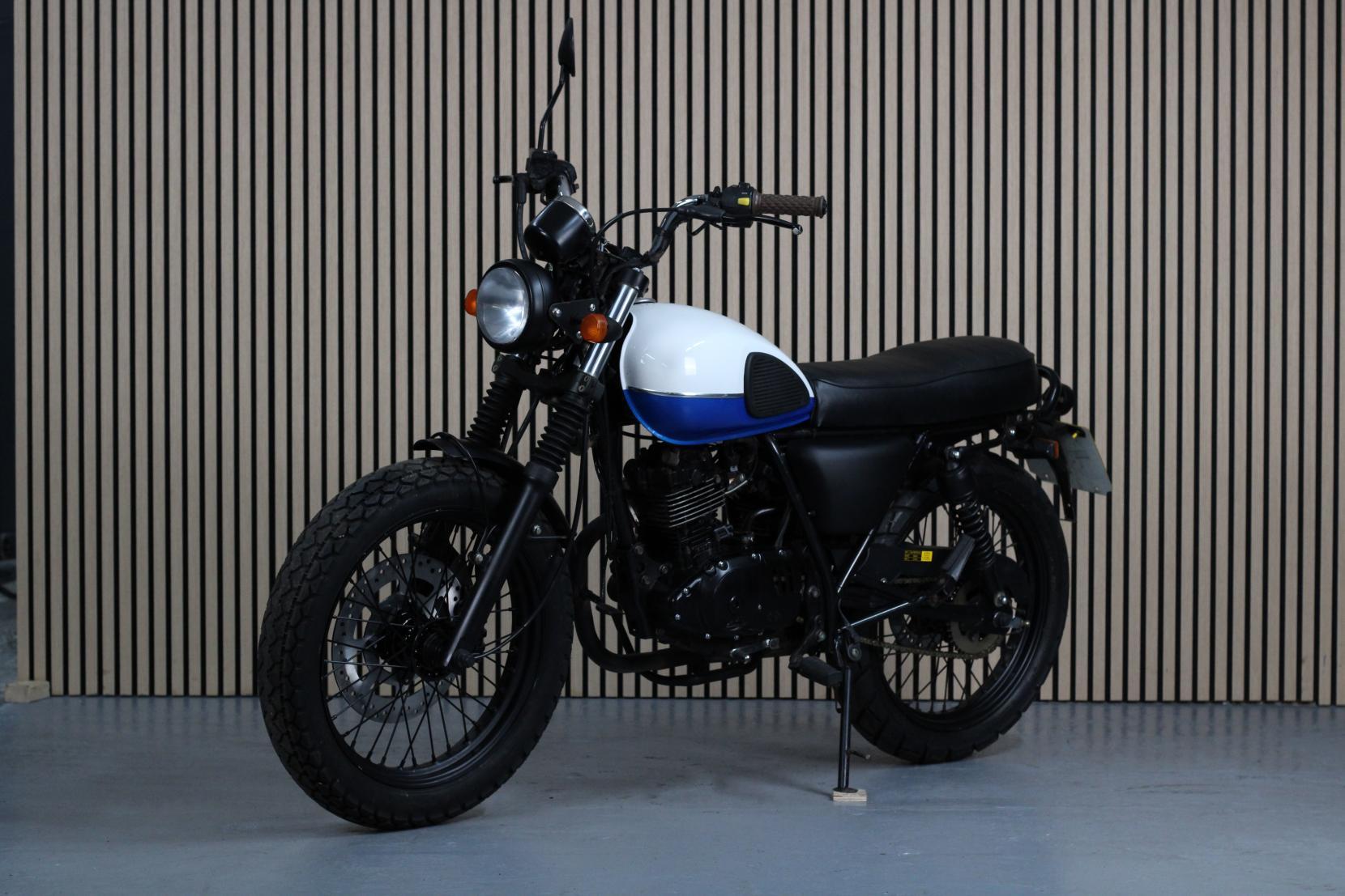 Mutt Mongrel 125 125 Roadster/Retro Petrol Manual O-Ring Euro 4 (12 ps)