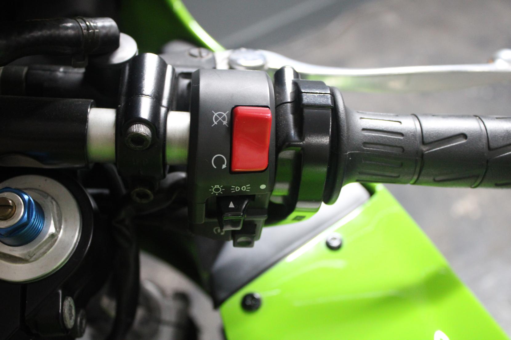 Kawasaki ZX-9R 900 (ZX-9R) Petrol Manual (143 bhp)