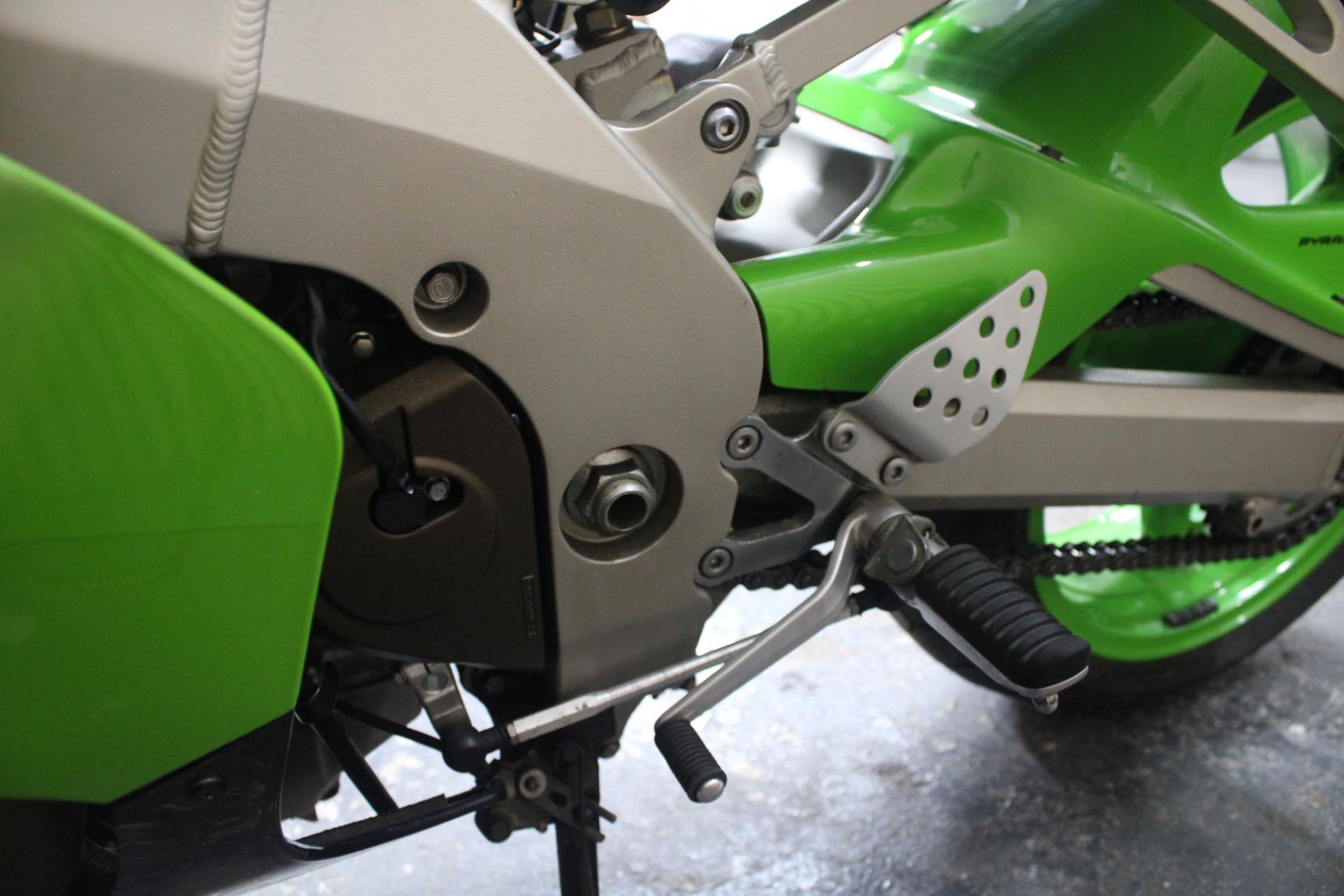 Kawasaki ZX-9R 900 (ZX-9R) Petrol Manual (143 bhp)