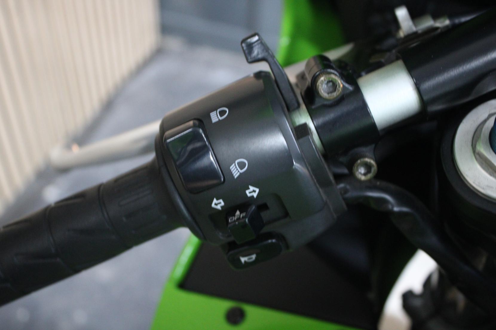 Kawasaki ZX-9R 900 (ZX-9R) Petrol Manual (143 bhp)