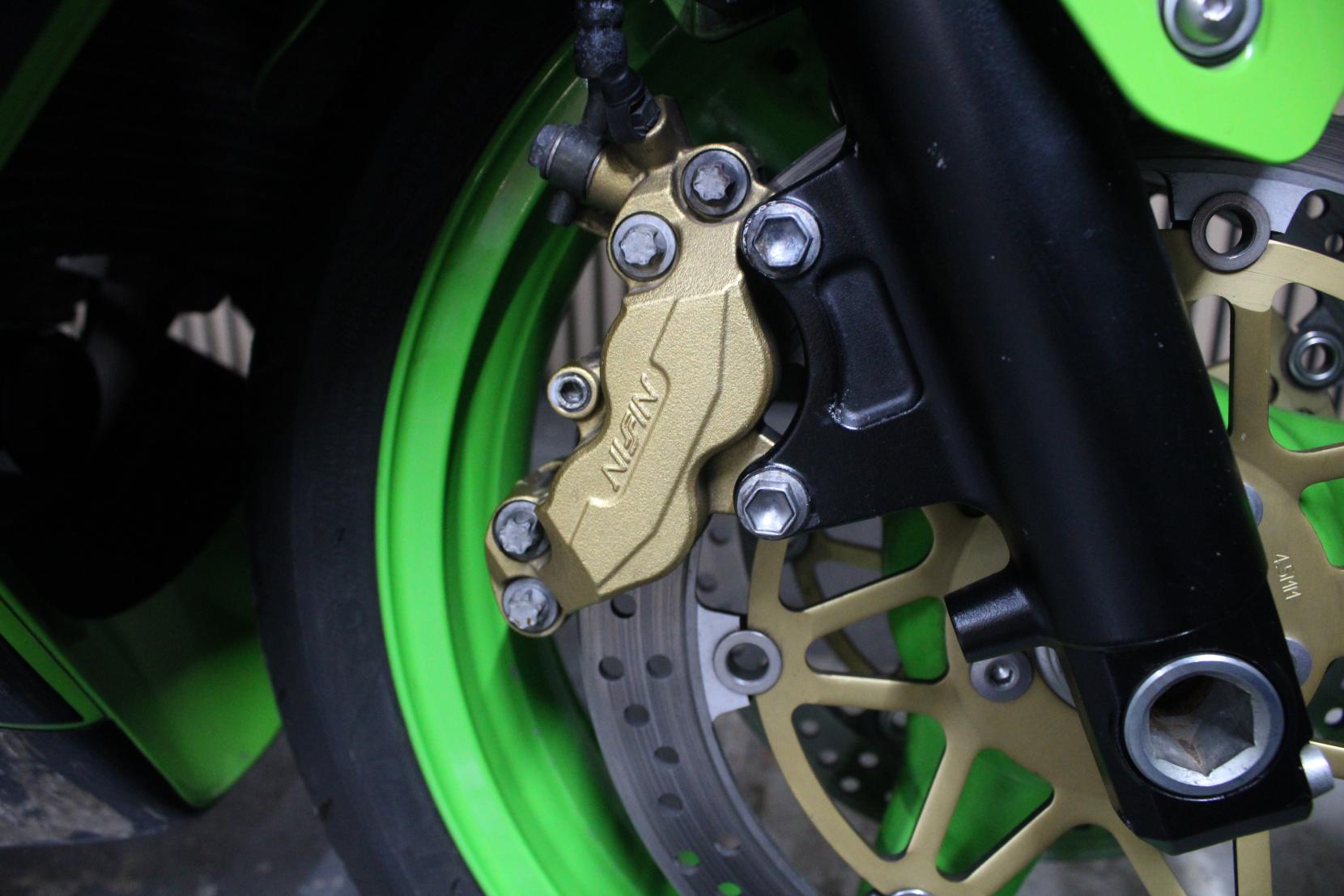 Kawasaki ZX-9R 900 (ZX-9R) Petrol Manual (143 bhp)