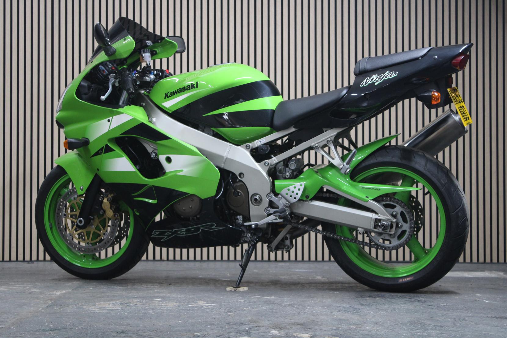 Kawasaki ZX-9R 900 (ZX-9R) Petrol Manual (143 bhp)