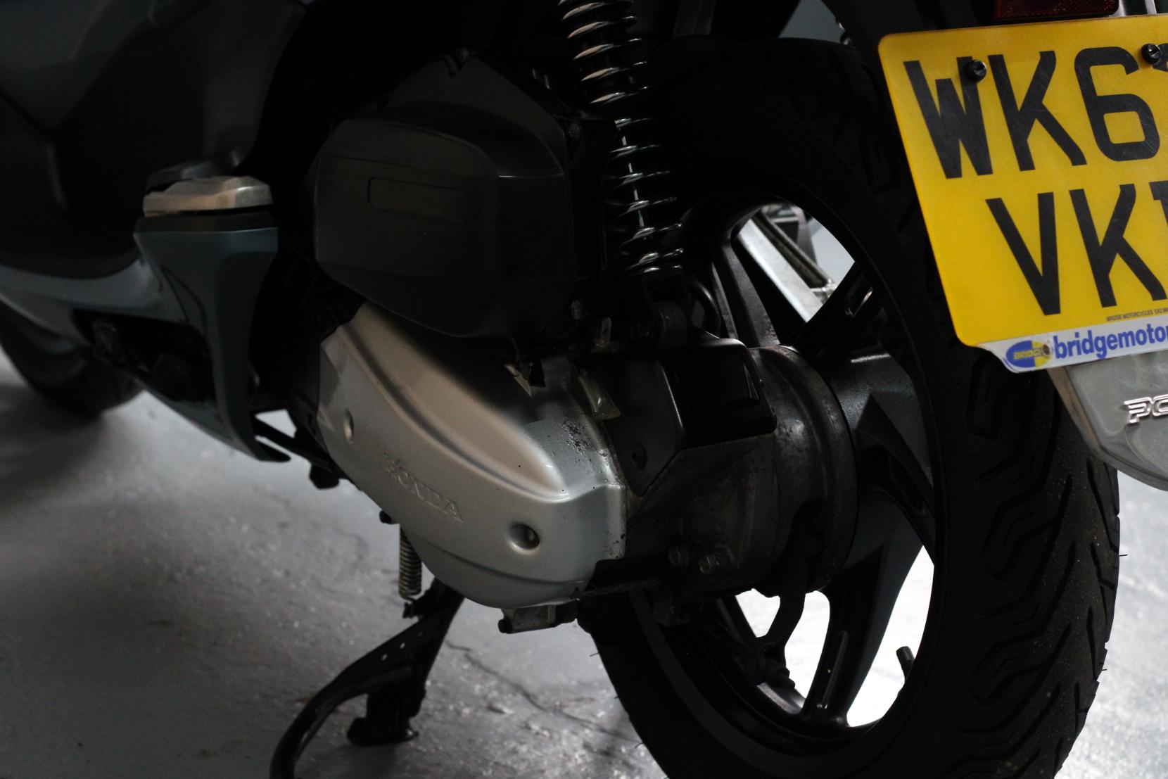 Honda PCX125 125 Scooter Petrol Automatic (12 ps)