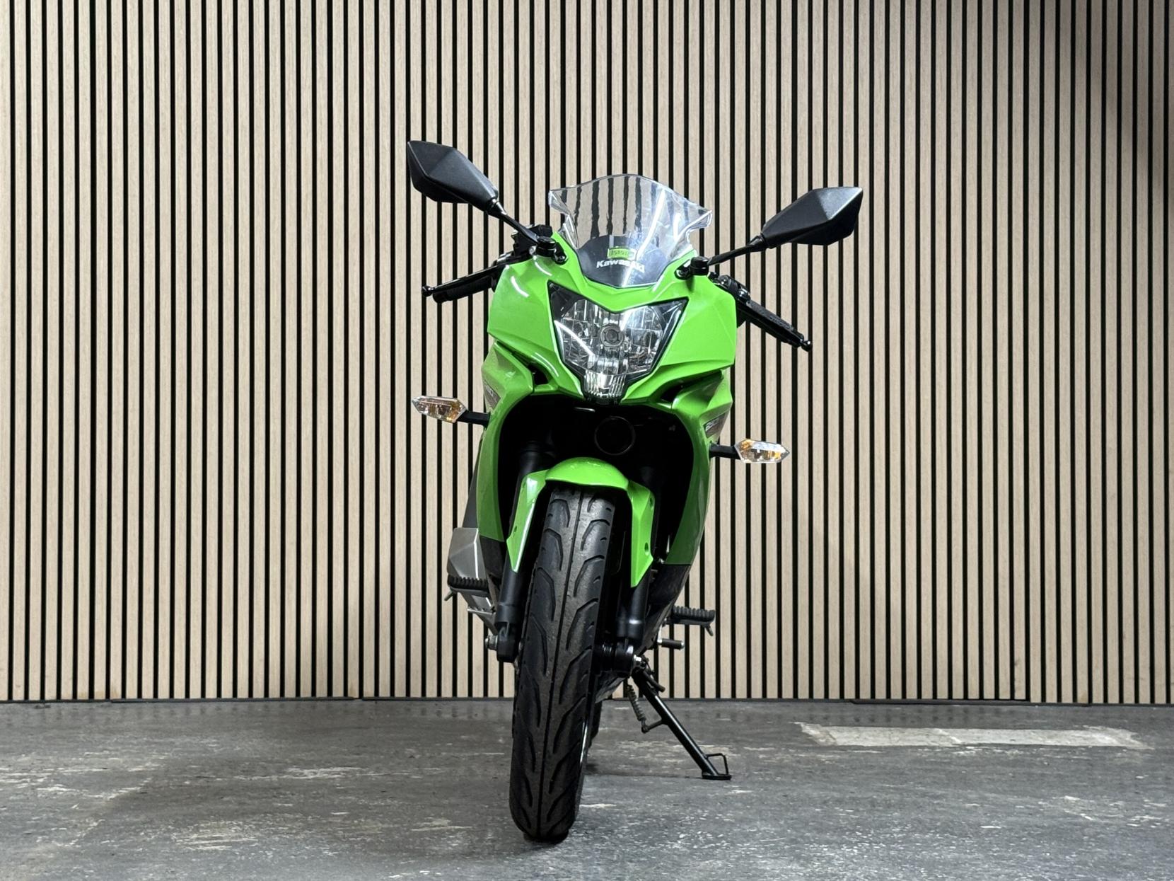 Kawasaki Ninja 250SL 250 Super Sports Petrol Manual (28 ps)