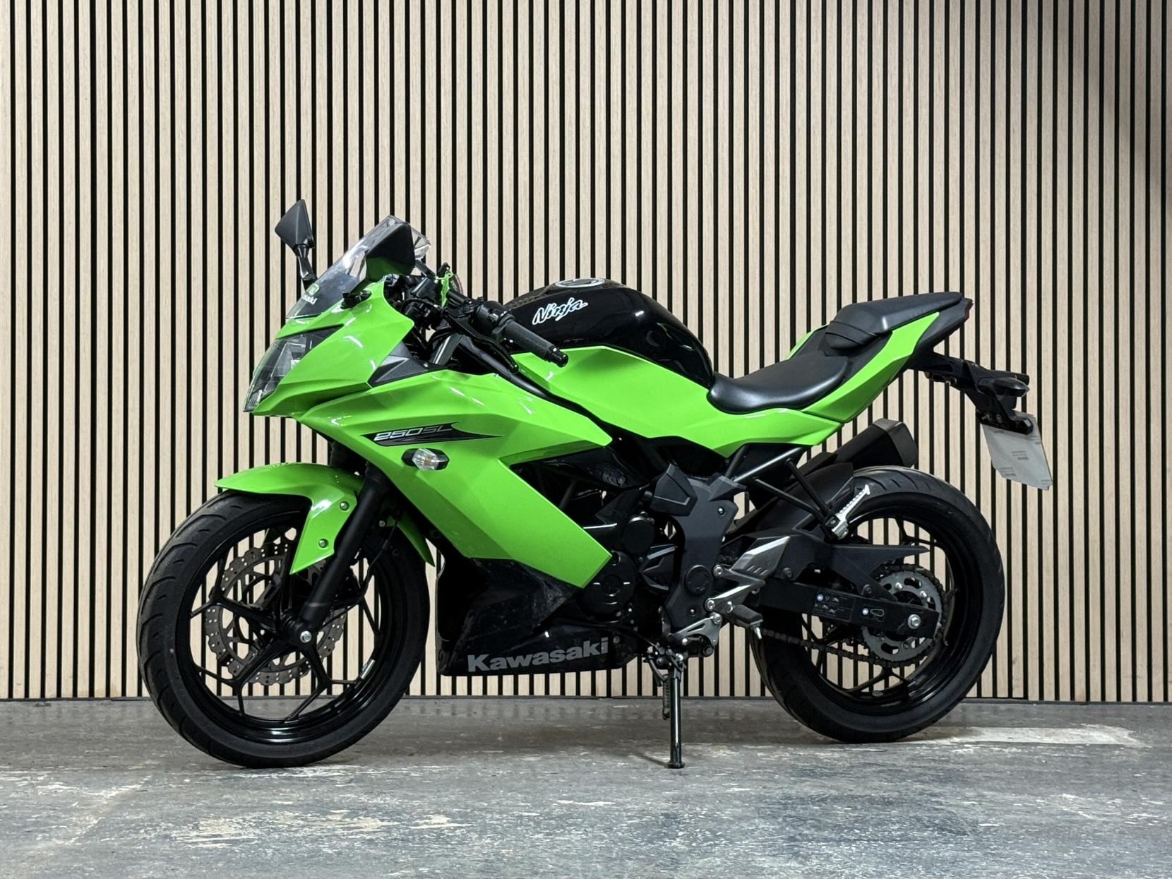 Kawasaki Ninja 250SL 250 Super Sports Petrol Manual (28 ps)