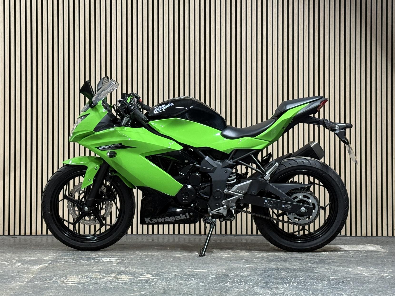Kawasaki Ninja 250SL 250 Super Sports Petrol Manual (28 ps)