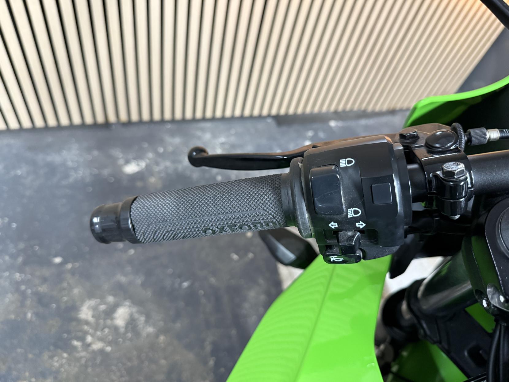 Kawasaki Ninja 250SL 250 Super Sports Petrol Manual (28 ps)