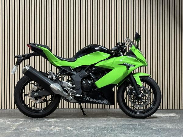 Kawasaki Ninja 250SL 250 Super Sports Petrol Manual (28 ps)