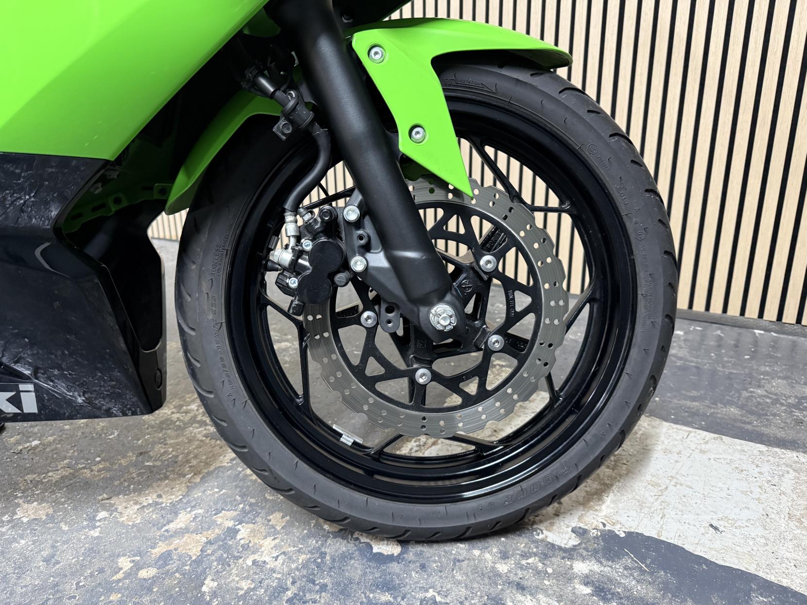 Kawasaki Ninja 250SL 250 Super Sports Petrol Manual (28 ps)