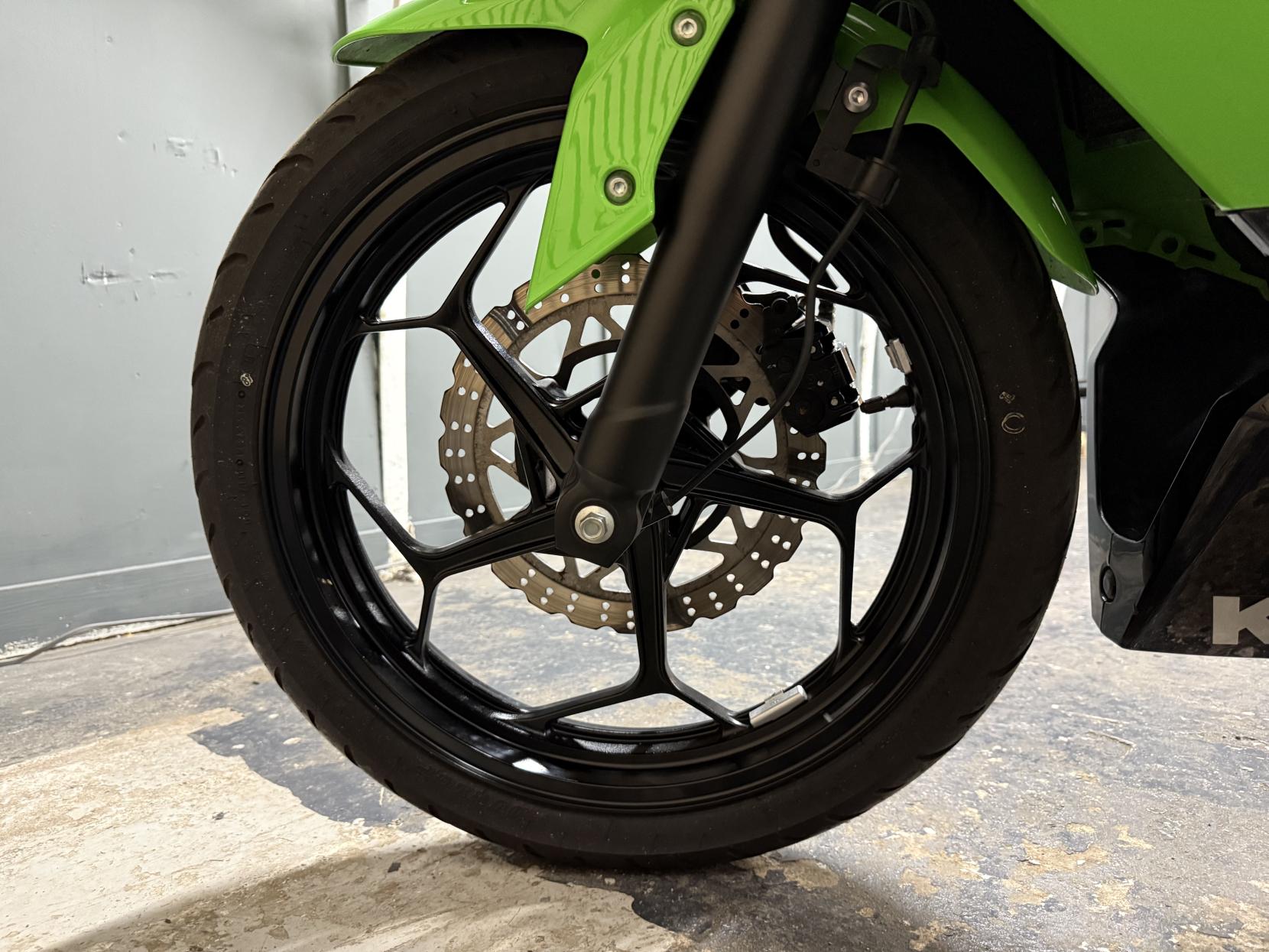 Kawasaki Ninja 250SL 250 Super Sports Petrol Manual (28 ps)